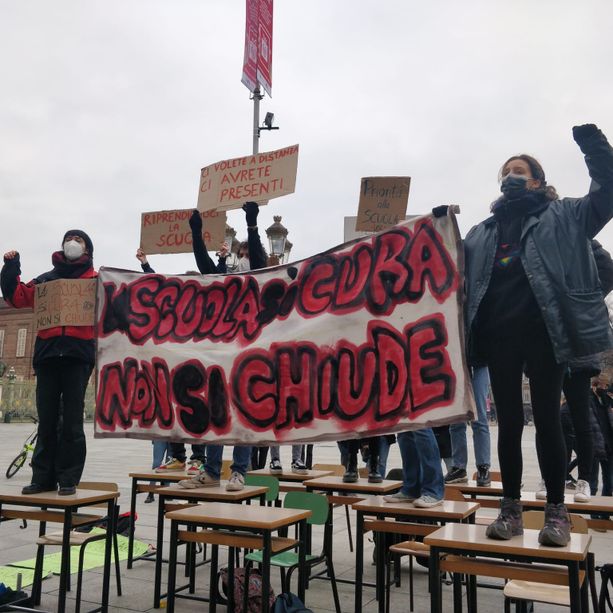 Studenti contro la Dad, la protesta non si ferma e continua alle Superiori: &quot;Basta lezioni da casa&quot; [FOTO e VIDEO]