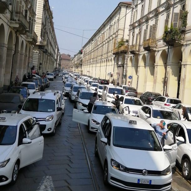 I taxi paralizzano Torino: “Non ce la facciamo più, nessun aiuto: si sono dimenticati di noi“ (FOTO e VIDEO)