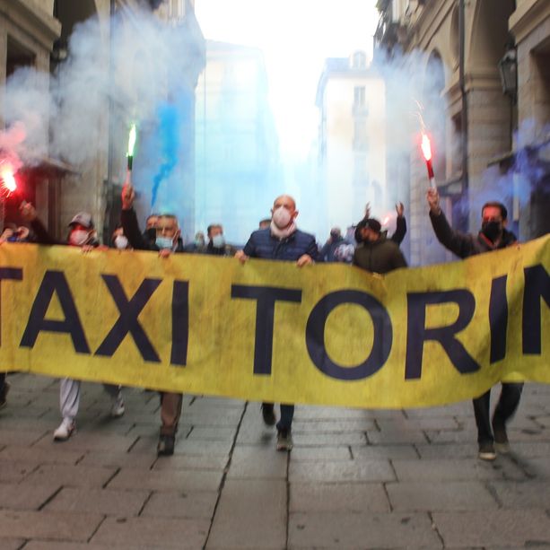 Fumogeni e cori, esplode la rabbia dei tassisti torinesi: “Vogliamo i nostri soldi” [VIDEO e FOTO]