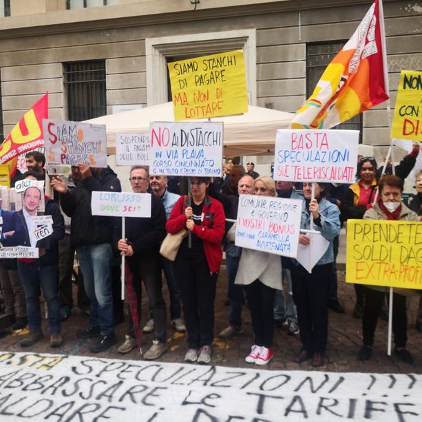 I teleriscaldati in protesta: &quot;Sempre più incazzati. Iren paghi gli aumenti con gli extraprofitti&quot; [FOTO]