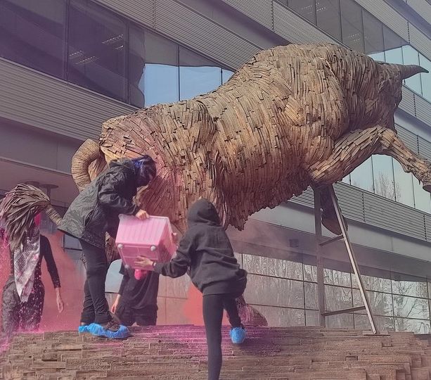 Il toro del Campus diventa rosa per dire no alle molestie in Università