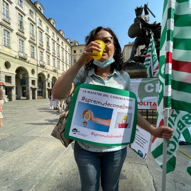 Protestano le maestre e gli educatori comunali: “Noi spremuti come limoni” [VIDEO]