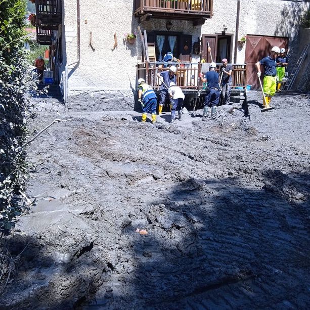 Bardonecchia prova a ripartire, a una settimana dallo tsunami di fango: Protezione civile e soccorritori impegnati h24
