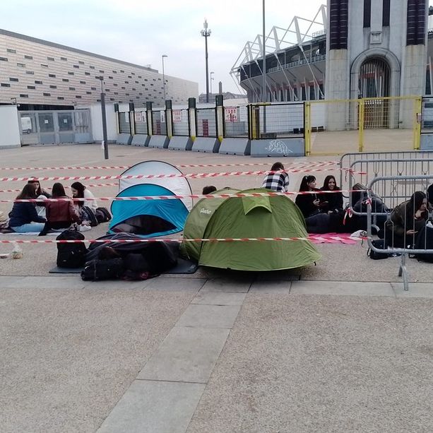 Cresce l'attesa per i Maneskin al Pala Alpitour: fan in attesa nelle tende da ieri notte, in centro hotel pieni