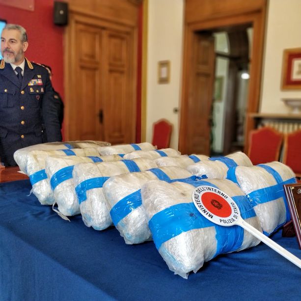Nel bagaglio dell'auto presa a noleggio con 26 chili di marijuana: arrestato 30enne