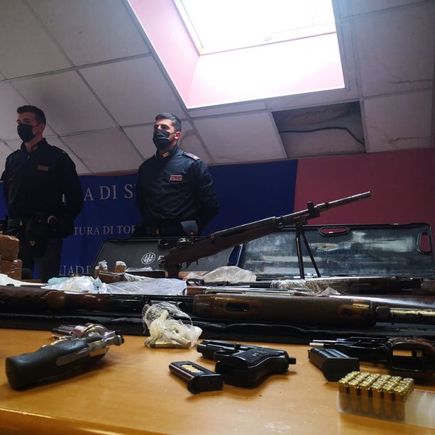 Senza precedenti penali, aveva nascosto in un box di Mirafiori 200 mila euro di droga e un arsenale di armi [FOTO e VIDEO]