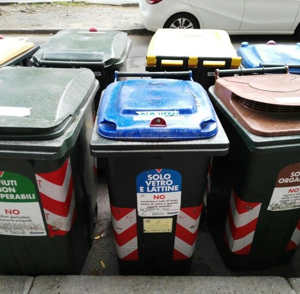 A Torino oltre 1.140 multe a chi sbaglia a buttare la spazzatura: ecco gli errori e quanto si paga