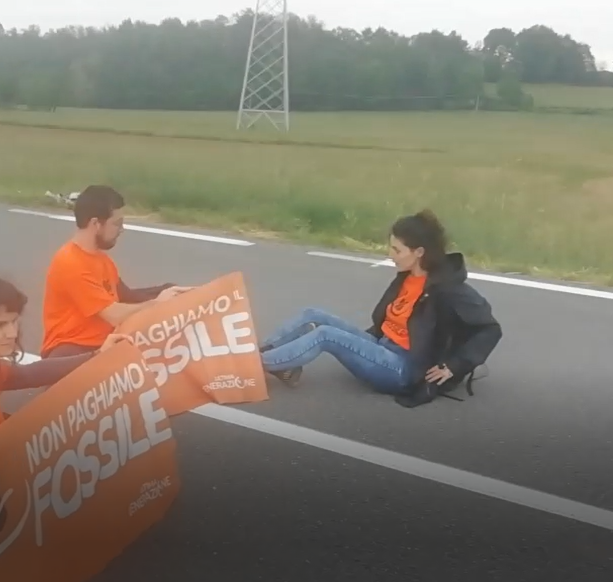 Ultima generazione, blitz degli ambientalisti sulle strade torinesi del Giro: spostati di peso dalla sicurezza [VIDEO]