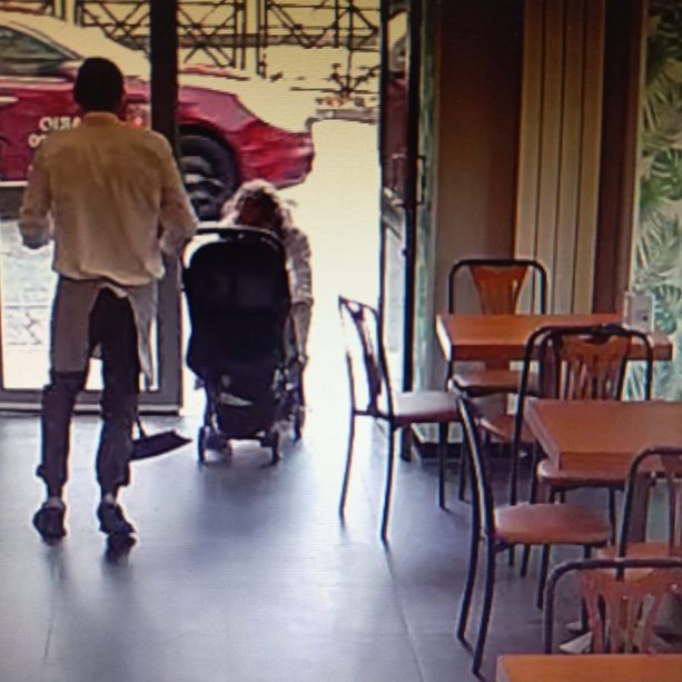 Tenta di rapire una bimba di 9 mesi che dorme nel passeggino: aggredito dai presenti, viene poi arrestato dalla municipale