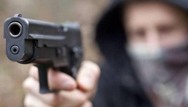 Ivrea, un uomo spara in strada dopo un diverbio: la vittima ferita al petto