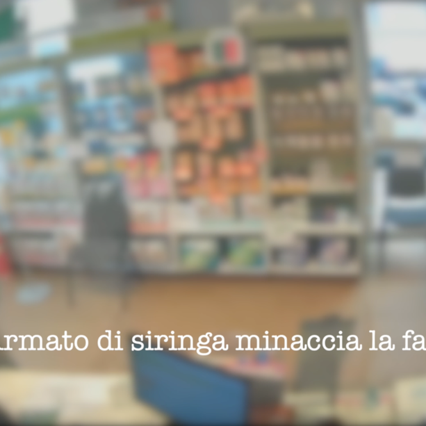 Rapina una farmacia con una siringa, poi si nasconde in un bagno sul ballatoio: arrestato