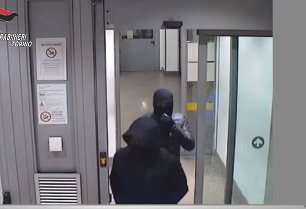 Auto di lusso, alberghi, spa. Fanno la bella vita con i soldi delle rapine: tre arresti e altri due nei guai [VIDEO]