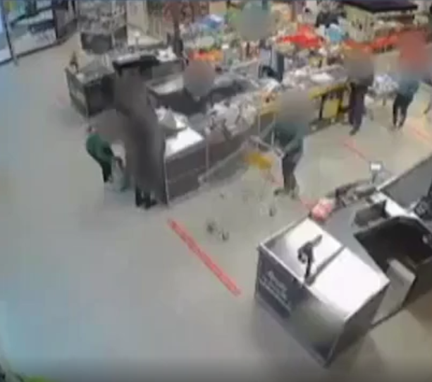 Colpo al supermercato di via Millio e fuga in auto: sgominata una banda di rapinatori [VIDEO]