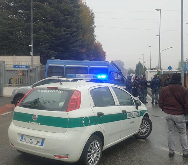 Maxi-rave party nell'ex Fiat di Stupinigi: almeno 6 mila persone. Traffico deviato