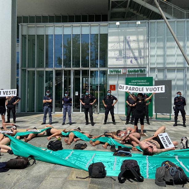 &quot;Intesa è nuda&quot;: gli attivisti di Extinction Rebellion si spogliano simbolicamente davanti al grattacielo [FOTO E VIDEO]
