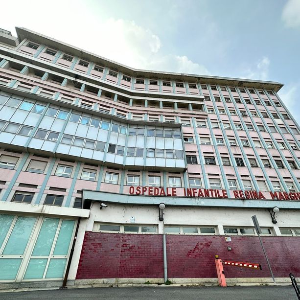 Sta meglio il bimbo di due anni precipitato da un palazzo a Gassino