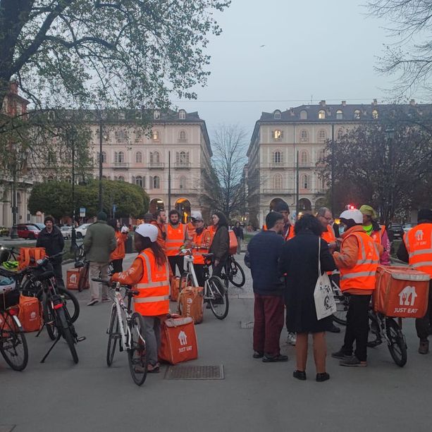Sciopero dei rider di Justeat di Torino, in 70 fermi per protestare contro le condizioni di lavoro