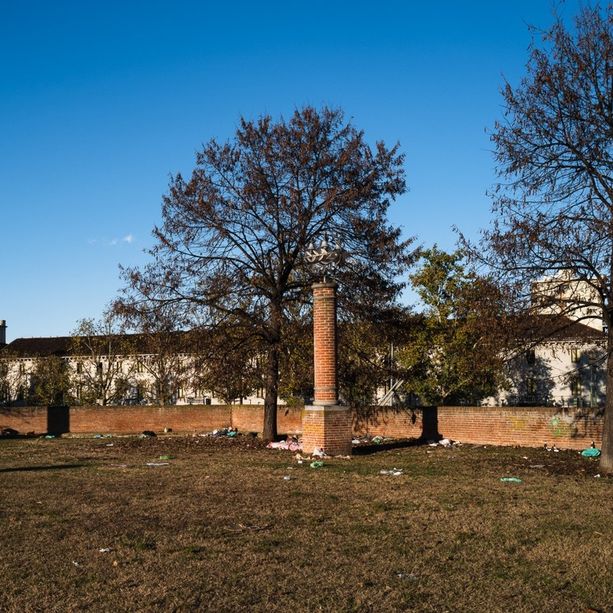 Spazzatura a due passi dalla Porta Palatina: il cuore della vecchia città è una discarica a cielo aperto