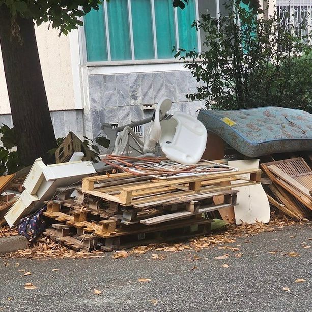 Mirafiori Sud, ora i residenti esasperati: “I rom cagano nelle cantine e spaccano le porte”
