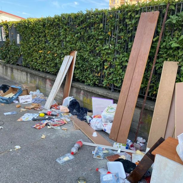 Topi e rifiuti in via Pianezza a Torino, i residenti di zona Paracchi dicono basta