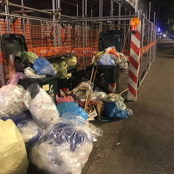 Bidoni stracolmi e immondizia ovunque: Pozzo Strada è invasa dai rifiuti