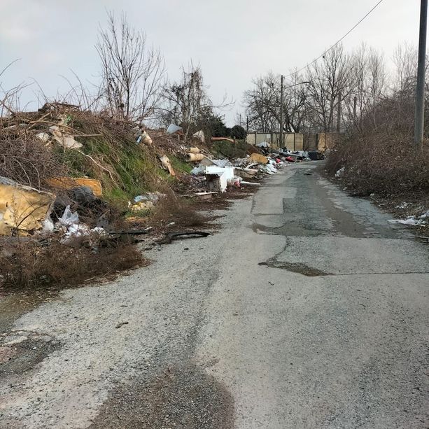 Strada del Villaretto, una montagna di rifiuti preoccupa i cittadini: “E’ una bomba ecologica” [FOTO]