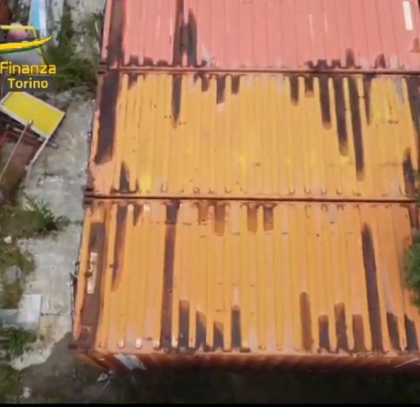 Amianto e quintali di rifiuti tossici: sequestrati due impianti industriali nel Torinese