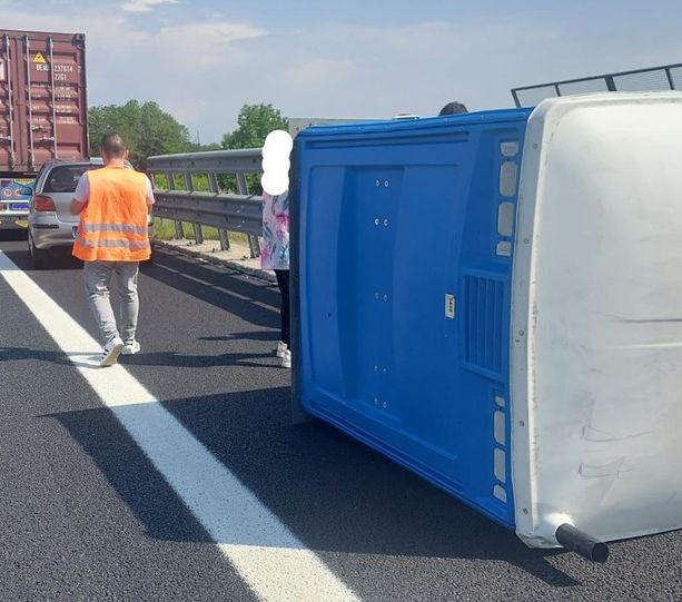 Paura in tangenziale: furgone perde in strada un bagno chimico, che investe un'auto e un Tir