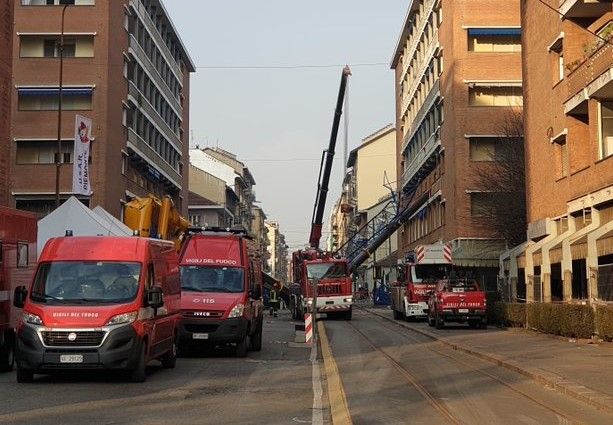 Via Genova, iniziati i lavori di rimozione della gru. Ma non si ferma il dibattito sui cantieri: &quot;L'incertezza aumenta i rischi&quot;