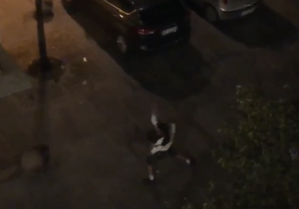 Notte di delirio a Porta Palazzo: rissa e lanci di bottiglie contro vetrine e auto parcheggiate