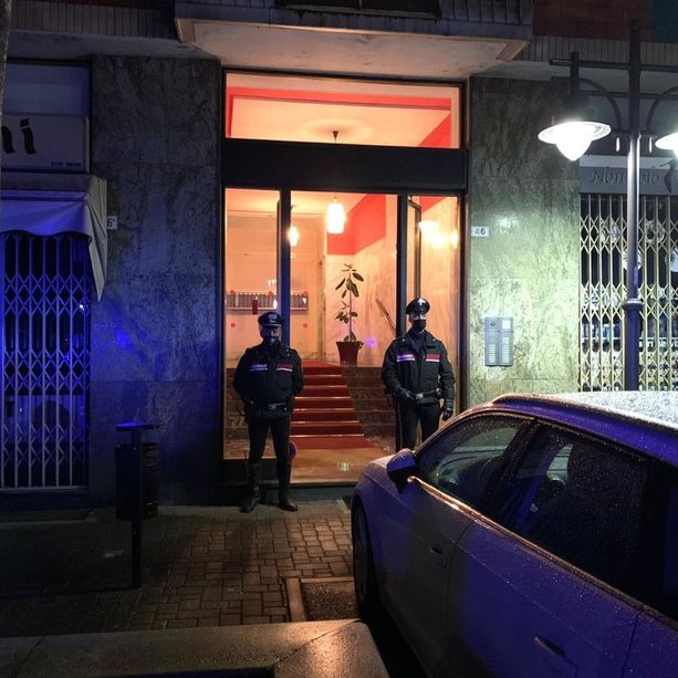 Strage nella notte a Rivarolo Canavese: un pensionato uccide la moglie, il figlio disabile e i padroni di casa e poi tenta il suicidio