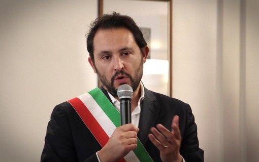 Si cosparge di benzina per avere una casa più grande, il sindaco di Grugliasco lo salva