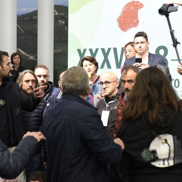 La ministra Roccella contestata al Salone del Libro: “Giù le mani dai corpi e dalla terra” [FOTO e VIDEO]