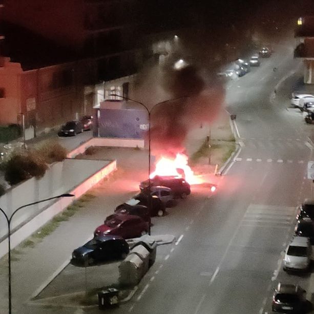 Fiamme e paura nella notte di San Lorenzo: brucia un'auto in Barriera di Milano