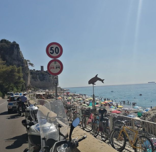 Tragedia a Finale Ligure: donna muore a pochi metri dalla riva nella spiaggia: inutile il soccorso di un bagnino