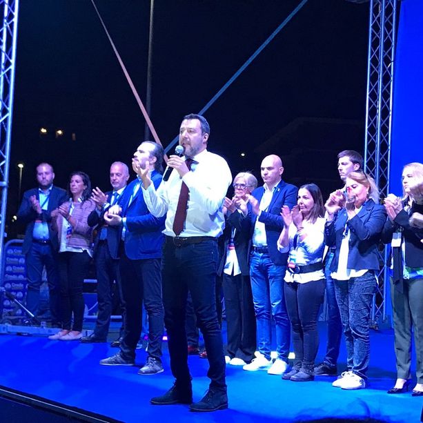 Salvini scalda Mirafiori: &quot;Con auto elettrica Pd a Bruxelles ha votato per Pechino, non per Torino&quot;