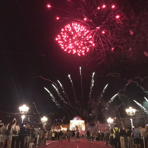 Torino, San Giovanni da sogno: 50.000 persone con il naso all’insù per i fuochi d’artificio