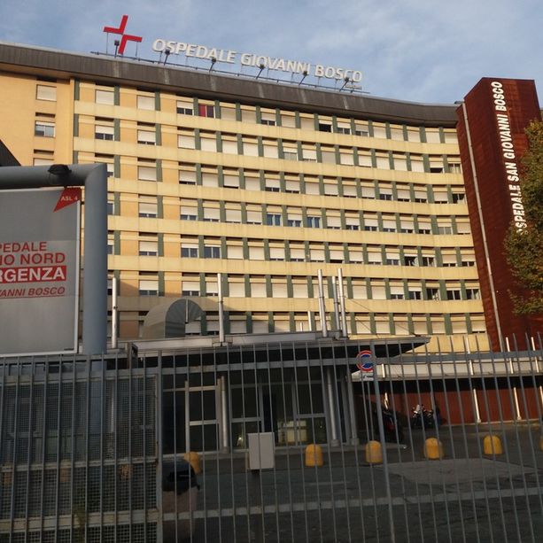 Vigilante di un supermercato accoltellato da rapinatore: in lotta tra la vita e la morte al San Giovanni Bosco