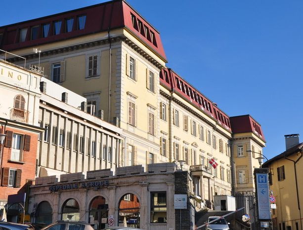 Moncalieri, aggredita e derubata mentre entrava a scuola