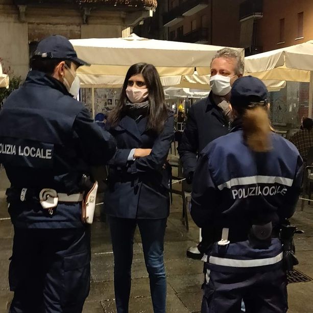 In attesa del coprifuoco piazza Santa Giulia è semi deserta. Appendino: “Restrizioni necessarie”