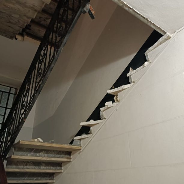 Intera rampa di scale crollata in un condominio di corso Palermo