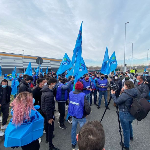 La filiera Amazon dice stop, il giorno della protesta dei corrieri (e non solo): &quot;Giornata storica, chiediamo più diritti&quot; [FOTO]