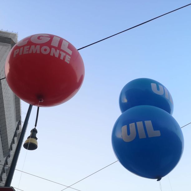 Da tutto il Piemonte al corteo di Cgil e Uil &quot;Contro la manovra del governo Meloni&quot;. Altissima l'adesione [FOTO]