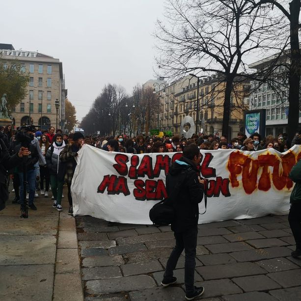 Studenti in corteo bloccano il centro di Torino: &quot;Ci servono sportelli di ascolto psicologico dopo il Covid&quot; (FOTO e VIDEO)