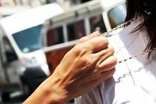 Aggredito sul tram, gli strappano una catenina ricevuta dal nonno: due ragazzi arrestati