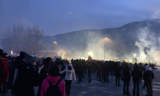No Tav, riscoppia la tensione al cantiere di San Didero: sassaiola contro la polizia, che risponde con i lacrimogeni