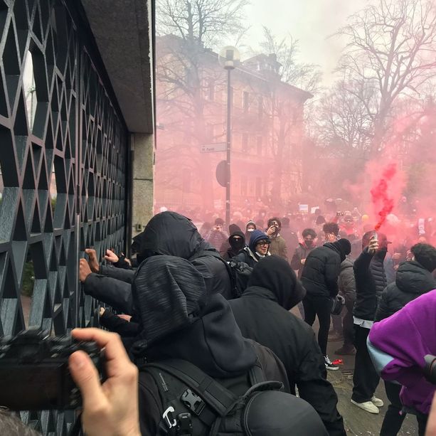 La protesta studentesca degenera, scontri e incidenti con la Polizia [FOTO e VIDEO]