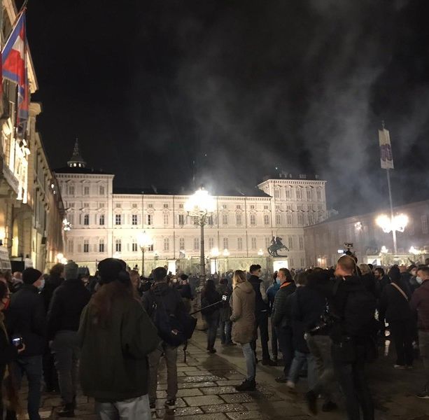Proteste anti-Covid a Torino: la polizia ha arrestato dieci persone