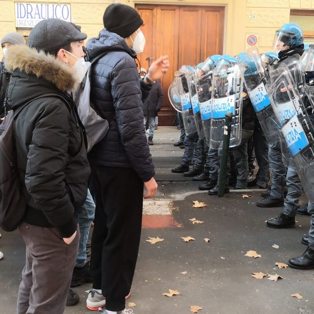 Torino manifesta per Lorenzo, morto durante l'alternanza scuola/lavoro: scontri con la polizia [FOTO e VIDEO]