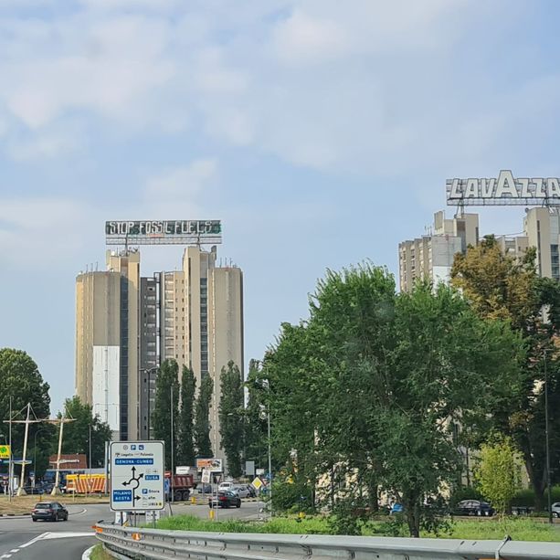 &quot;Stop fossil fuels&quot;: ambientalisti appendono maxi striscione sul grattacielo di Torino Nord